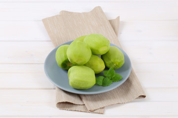 peeled kiwi fruits