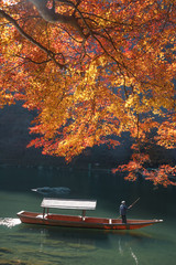 晩秋の嵐山　屋形船と紅葉
