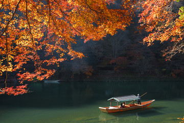 晩秋の嵐山　屋形船と紅葉