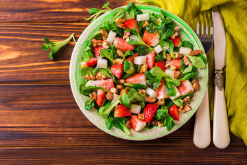 Salad with strawberry, spinach, walnuts and goat cheese
