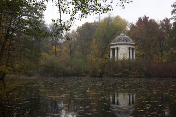 Fototapeta na wymiar Rotunda on the autumn lake