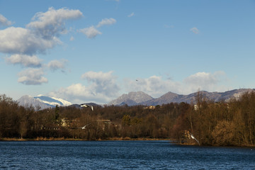 Lago Artificiale con sfondo di montagne