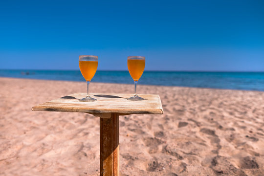 Wakacje w Egipcie. Drinki przy plaży przy ekskluzywnym hotelu.