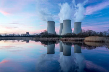 Fototapete Kernkraftwerk mit Dämmerungslandschaft. © Vlastimil Šesták