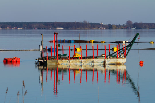 Teil einer Entschlammungsanlage auf dem Steinhuder Meer. Der Binnensee wird &uuml;ber schwimmende bunte Saugleitungen vom Grundschlamm befreit