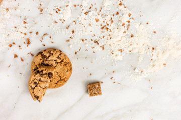 Process of making chocolate chips cookies, with flour and sugar