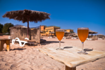Wakacje w Egipcie. Drinki na plaży przy ekskluzywnym hotelu.