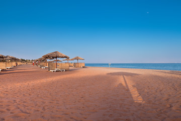Wakacje w Egipcie. Plaża na wybrzeżu morza czerwonego przy ekskluzywnym hotelu.
