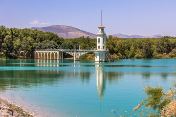 Fototapeta na wymiar Reflejos de la torre de un pantano