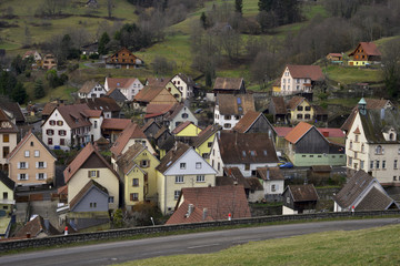 Fototapeta na wymiar Plongée sur Soultzeren (68140) du territoire de la Collectivité européenne d'Alsace, département du Haut-Rhin en région Grand-Est, France 