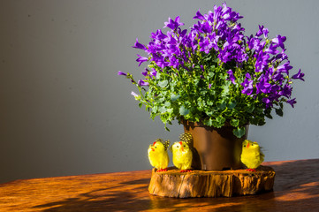 Wiosenna kompozycja na stół wielkanocny, świąteczne kurczaki i kwiaty