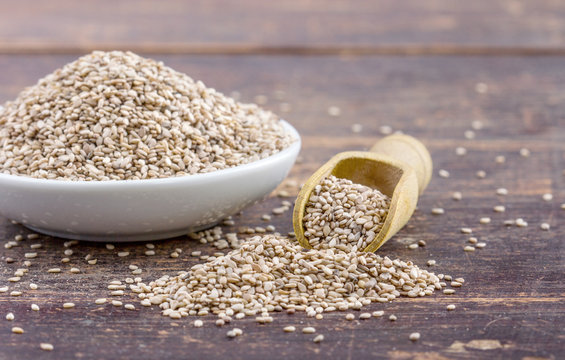 sesame seeds / Porcelain dish with sesame seeds