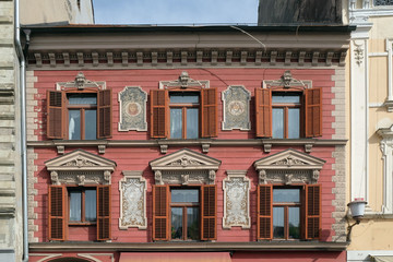 Obraz premium Old decorated house facade windows in Old Town. Maribor is the second largest city of Slovenia 