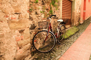Fototapeta na wymiar Bicycle on the road in Italy village