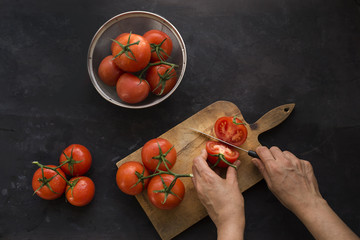 Slicing red tomatoes 