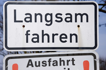 Schild - Langsam fahren