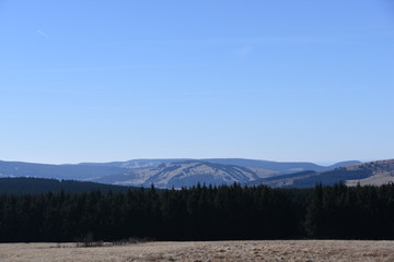 Blauer Himmel überm Land