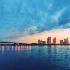 Obraz premium Moscow bridge over stunning sunset in Kiev, Ukraine. Kiev city skyline.