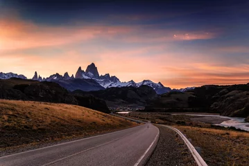 Crédence de cuisine en verre imprimé Cerro Torre The road approaching the town of El Chalten with famous Patagonia mountains in the background at golden hour