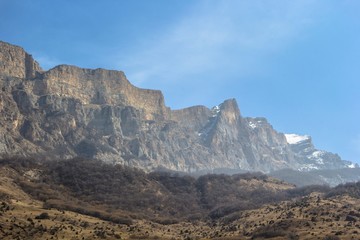 Горный пейзаж, красивый вид на высокие скалы, солнечная погода, яркие цвета. Природа Северного Кавказа