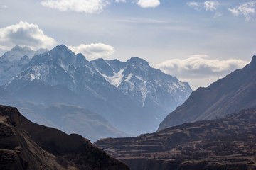 Fototapeta premium Горный пейзаж, красивый вид на горное ущелье, высокие склоны. Горы и природа Северного Кавказа
