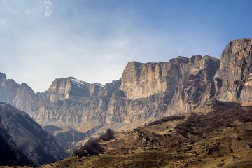 Горный пейзаж, красивый вид на высокие скалы, солнечная погода, яркие цвета. Природа Северного Кавказа