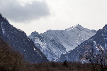 Fototapeta na wymiar Горный пейзаж, красивый вид на горное ущелье, высокие склоны. Горы и природа Северного Кавказа
