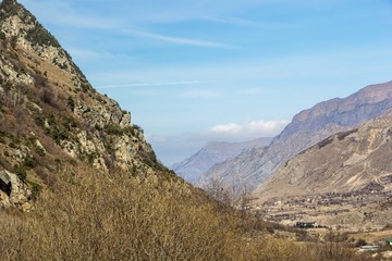 Горный пейзаж, красивый вид на горное ущелье, высокие склоны. Горы и природа Северного Кавказа