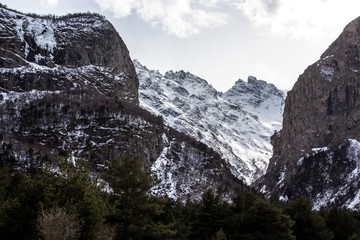 Горный пейзаж, красивый вид на горное ущелье, высокие склоны. Горы и природа Северного Кавказа