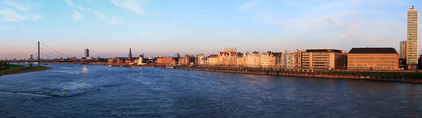 Altstadtufer Düsseldorf von der Oberkassler Brücke bis zum Mannesmann Hochhaus