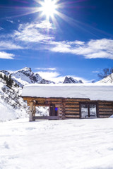 Verschneite Hütte in den Alpen