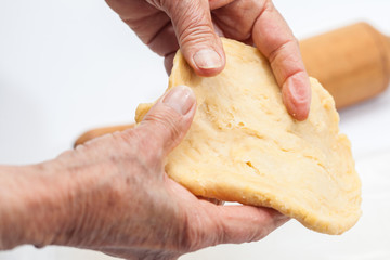 Ravioli Preparation : Stretching pasta dough