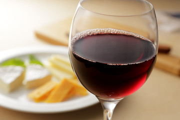 チーズとワイン　Cheese and red wine