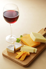 チーズとワイン　Cheese and red wine