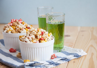 Popcorn with lemonade