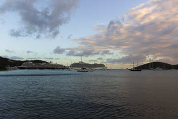 Obraz premium St. Thomas, USVI in evening time. Cruise ships on a background