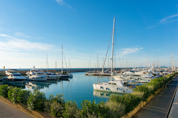 Fototapeta na wymiar Bay with yachts at its moorings