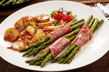 Asparagus wrapped in prosciutto with potatoes