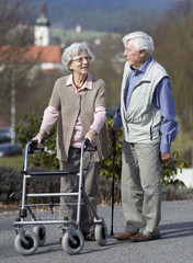 Senioren mit Rollator