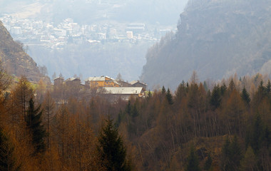 Panorama montano con scorcio di valle alpina e vista città di Caspoggio Valmalenco Italia