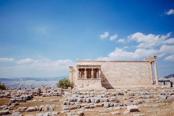 Akropolis Athen mit blauem Himmel und Wolken