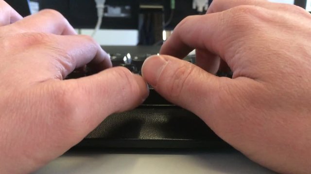 Mann tippt mit Zehnfingersystem auf der Tastatur
