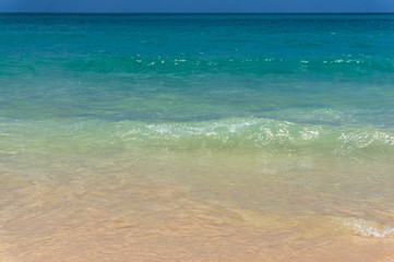 Fototapeta na wymiar Beautiful tropical beach and sea wave on sandy shore