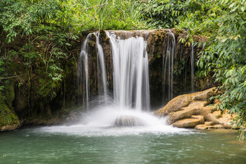 Fototapeta na wymiar Wasserfall am Rio do Peixe bei Bonito, Mato Grosso do Sul, Brasilien