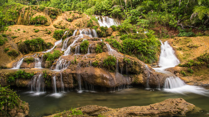 Fototapeta premium Wasserfall am Rio do Peixe bei Bonito, Mato Grosso do Sul, Brasilien