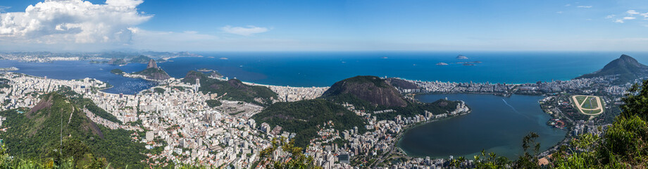 Fototapeta na wymiar Sicht auf die Stadt Rio de Janeiro, Brasilien, mit Blick auf Zuckerhut, Copacabana, Ipanema, ...