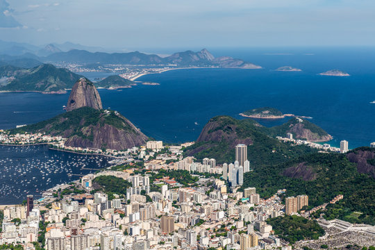 Sicht auf die Stadt Rio de Janeiro, Brasilien, mit Blick auf Zuckerhut, Copacabana, Ipanema, ...