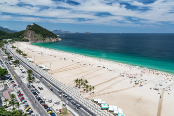 Blick von oben auf die Copacabana, in Rio de Janeiro, Brasilien