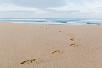 Fußabdrücke im Sand am Meer