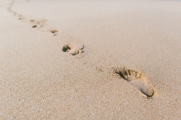 Fußabdrücke im Sand am Meer